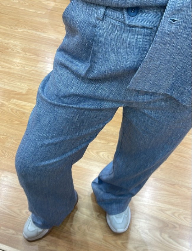 Tweed γαλάζια ψηλόμεση παντελόνα σε ίσια γραμμή, με μικρές μπροστινές πιέτες, πλαϊνές τσέπες και κλείσιμο με κρυφό φερμουάρ και πλάγιο κουμπί Innocent 