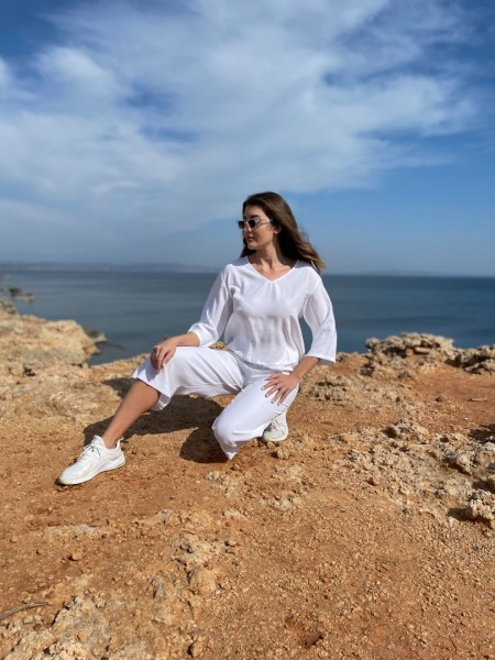 Λευκή loose-fit μπλούζα σε ύφασμα tencel, με V-λαιμόκοψη, 3/4 μανίκια και διακοσμητική ραφή στην πλάτη Innocent