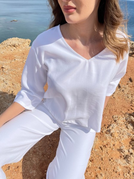 Λευκή loose-fit μπλούζα σε ύφασμα tencel, με V-λαιμόκοψη, 3/4 μανίκια και διακοσμητική ραφή στην πλάτη Innocent
