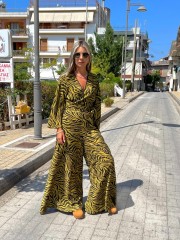 Zebra printed lime ψηλόμεση φαρδιά παντελόνα με σταθερή μπάσκα , λάστιχο πίσω στην μέση και κλείσιμο με κρυφό φερμουάρ Innocent