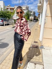 Μαύρη faux-leather ψηλόμεση cropped παντελόνα, σε ίσια γραμμή, κλείσιμο με κρυφό φερμουάρ και κουμπί μπροστά Innocent 