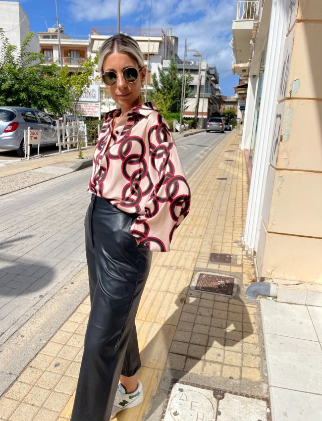 Μαύρη faux-leather ψηλόμεση cropped παντελόνα, σε ίσια γραμμή, κλείσιμο με κρυφό φερμουάρ και κουμπί μπροστά Innocent 