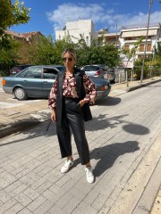 Μαύρη faux-leather ψηλόμεση cropped παντελόνα, σε ίσια γραμμή, κλείσιμο με κρυφό φερμουάρ και κουμπί μπροστά Innocent 