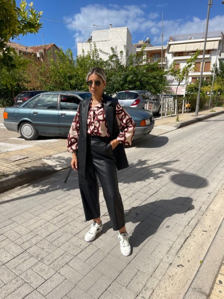 Μαύρη faux-leather ψηλόμεση cropped παντελόνα, σε ίσια γραμμή, κλείσιμο με κρυφό φερμουάρ και κουμπί μπροστά Innocent 