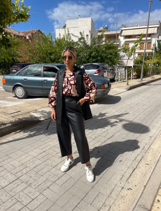 Μαύρη faux-leather ψηλόμεση cropped παντελόνα, σε ίσια γραμμή, κλείσιμο με κρυφό φερμουάρ και κουμπί μπροστά Innocent 