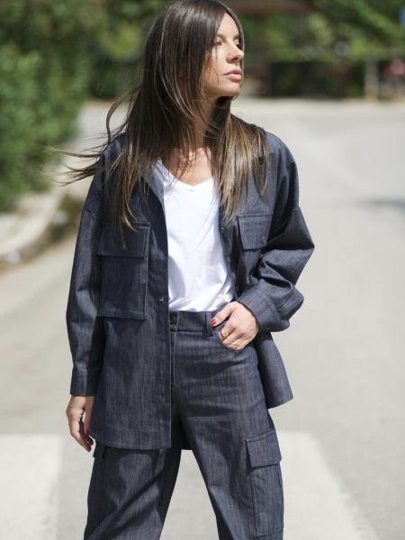 Μαύρο oversized jean πουκάμισο σε χαλαρή γραμμή, με ρεγκλάν μανικοκόλληση και καπακωτές μπροστινές τσέπες Innocent