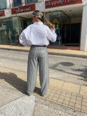 Ριγέ γκρι ψηλόμεση παντελόνα σε ίσια γραμμή με lurex ρίγα στην ύφανση, πλαϊνές τσέπες, μπροστινές πιέτες, λάστιχο στη μέση και ρυθμιζόμενο κορδόνι Innocent 