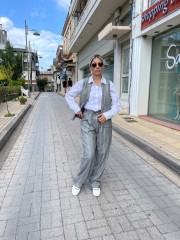 Ριγέ γκρι ψηλόμεση παντελόνα σε ίσια γραμμή με lurex ρίγα στην ύφανση, πλαϊνές τσέπες, μπροστινές πιέτες, λάστιχο στη μέση και ρυθμιζόμενο κορδόνι Innocent 