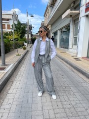 Ριγέ γκρι ψηλόμεση παντελόνα σε ίσια γραμμή με lurex ρίγα στην ύφανση, πλαϊνές τσέπες, μπροστινές πιέτες, λάστιχο στη μέση και ρυθμιζόμενο κορδόνι Innocent 