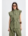 Χακί γιλέκο σε ελαφρύ denim ύφασμα, τύπου military , με μπροστινές καπακωτές τσέπες, αποσπώμενη ζώνη στη μέση και μπροστινό κλείσιμο με κουμπιά κατά μήκος Innocent