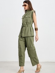 Χακί γιλέκο σε ελαφρύ denim ύφασμα, τύπου military , με μπροστινές καπακωτές τσέπες, αποσπώμενη ζώνη στη μέση και μπροστινό κλείσιμο με κουμπιά κατά μήκος Innocent