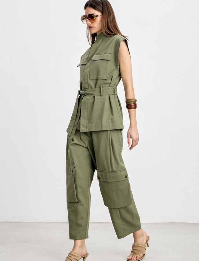 Χακί γιλέκο σε ελαφρύ denim ύφασμα, τύπου military , με μπροστινές καπακωτές τσέπες, αποσπώμενη ζώνη στη μέση και μπροστινό κλείσιμο με κουμπιά κατά μήκος Innocent