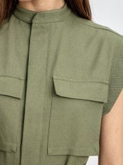 Χακί γιλέκο σε ελαφρύ denim ύφασμα, τύπου military , με μπροστινές καπακωτές τσέπες, αποσπώμενη ζώνη στη μέση και μπροστινό κλείσιμο με κουμπιά κατά μήκος Innocent