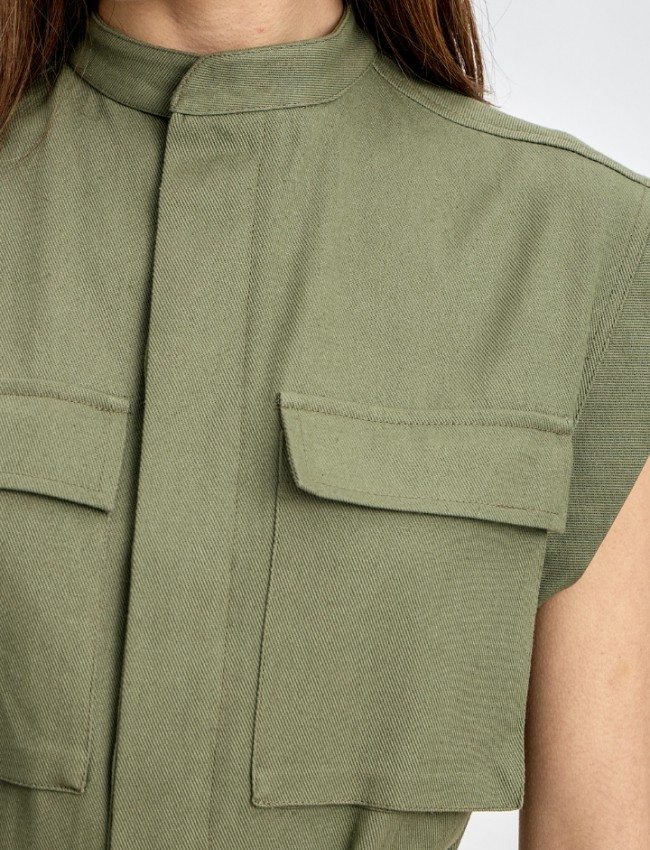 Χακί γιλέκο σε ελαφρύ denim ύφασμα, τύπου military , με μπροστινές καπακωτές τσέπες, αποσπώμενη ζώνη στη μέση και μπροστινό κλείσιμο με κουμπιά κατά μήκος Innocent