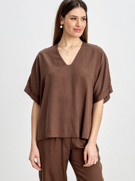 Σοκολά oversized κοντομάνικη μπλούζα, σε lyocell ύφανση, V-λαιμόκοψη, ρεβέρ στα μανίκια και κλείσιμο με κουμπί πίσω Innocent 