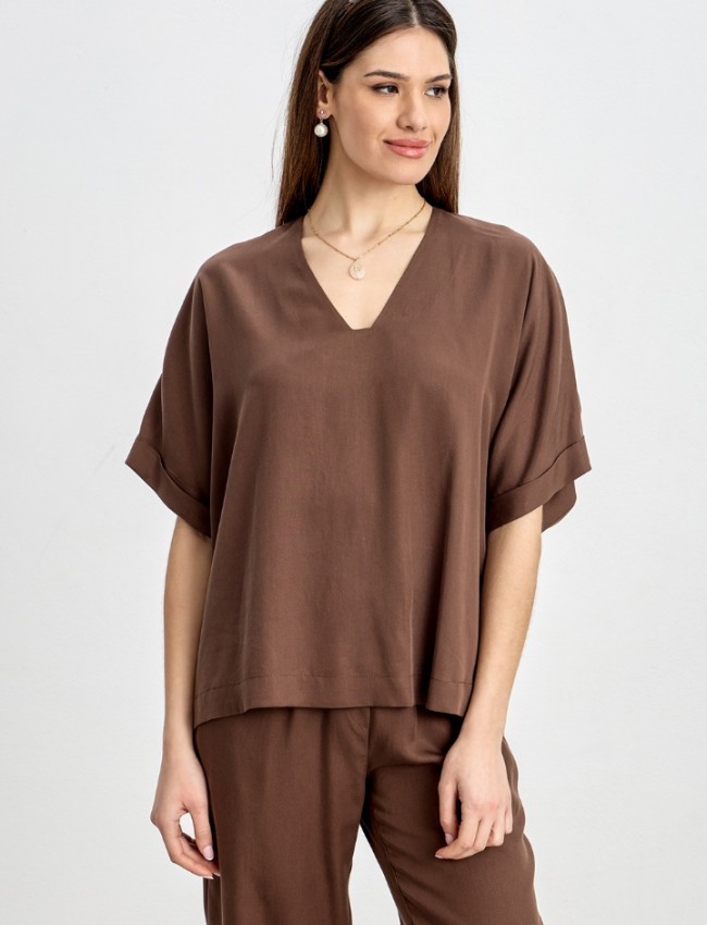 Σοκολά oversized κοντομάνικη μπλούζα, σε lyocell ύφανση, V-λαιμόκοψη, ρεβέρ στα μανίκια και κλείσιμο με κουμπί πίσω Innocent Σοκολά oversized κοντομάνικη μπλούζα, σε lyocell ύφανση, V-λαιμόκοψη, ρεβέρ στα μανίκια και κλείσιμο με κουμπί πίσω Innocent