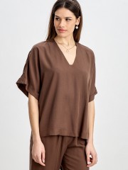 Σοκολά oversized κοντομάνικη μπλούζα, σε lyocell ύφανση, V-λαιμόκοψη, ρεβέρ στα μανίκια και κλείσιμο με κουμπί πίσω Innocent Σοκολά oversized κοντομάνικη μπλούζα, σε lyocell ύφανση, V-λαιμόκοψη, ρεβέρ στα μανίκια και κλείσιμο με κουμπί πίσω Innocent