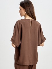 Σοκολά oversized κοντομάνικη μπλούζα, σε lyocell ύφανση, V-λαιμόκοψη, ρεβέρ στα μανίκια και κλείσιμο με κουμπί πίσω Innocent Σοκολά oversized κοντομάνικη μπλούζα, σε lyocell ύφανση, V-λαιμόκοψη, ρεβέρ στα μανίκια και κλείσιμο με κουμπί πίσω Innocent