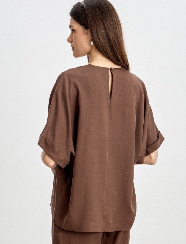 Σοκολά oversized κοντομάνικη μπλούζα, σε lyocell ύφανση, V-λαιμόκοψη, ρεβέρ στα μανίκια και κλείσιμο με κουμπί πίσω Innocent Σοκολά oversized κοντομάνικη μπλούζα, σε lyocell ύφανση, V-λαιμόκοψη, ρεβέρ στα μανίκια και κλείσιμο με κουμπί πίσω Innocent