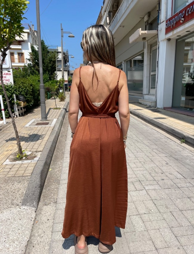Καφέ αμάνικη satin touch ολόσωμη φόρμα, σε χαλαρή γραμμή, με λεπτές ρυθμιζόμενες  τιράντες και αποσπώμενη υφασμάτινη ζώνη Innocent