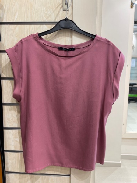 Dusty rose κοντομάνικη μπλούζα, σε lyocell ύφανση, ίσια γραμμή, ανοιχτή στρογγυλή λαιμόκοψη και ρεβέρ στα μανίκια Innocent  
