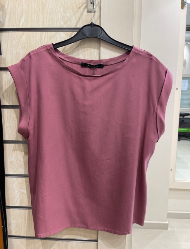 Dusty rose κοντομάνικη μπλούζα, σε lyocell ύφανση, ίσια γραμμή, ανοιχτή στρογγυλή λαιμόκοψη και ρεβέρ στα μανίκια Innocent  