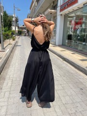 Μαύρη αμάνικη satin touch ολόσωμη φόρμα, σε χαλαρή γραμμή, με λεπτές ρυθμιζόμενες  τιράντες και αποσπώμενη υφασμάτινη ζώνη Innocent 