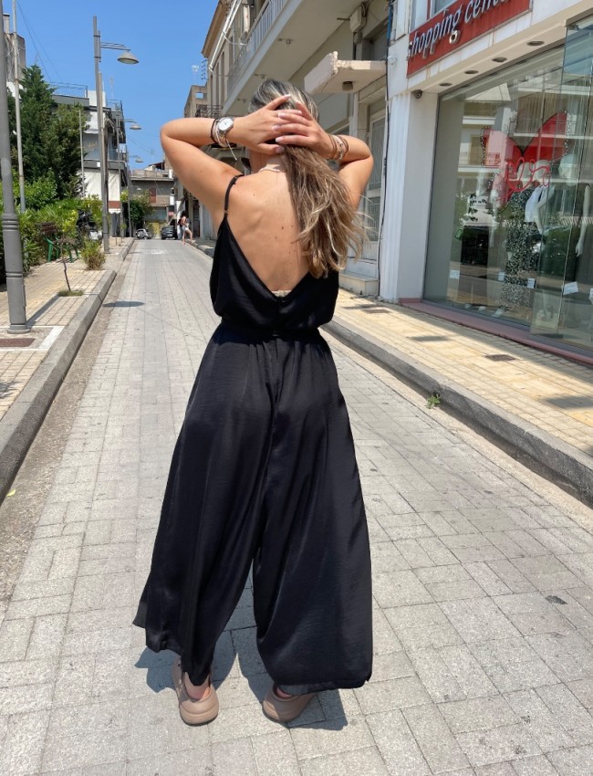 Μαύρη αμάνικη satin touch ολόσωμη φόρμα, σε χαλαρή γραμμή, με λεπτές ρυθμιζόμενες  τιράντες και αποσπώμενη υφασμάτινη ζώνη Innocent 
