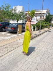 Lime-κίτρινη αμάνικη satin touch ολόσωμη φόρμα, σε χαλαρή γραμμή, με λεπτές ρυθμιζόμενες  τιράντες και αποσπώμενη υφασμάτινη ζώνη Innocent