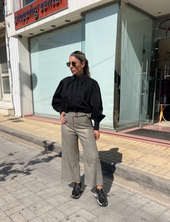 Καρώ μπεζ ψηλόμεση cropped παντελόνα με χρυσή μεταλλική όψη , λάστιχο πίσω στην μέση και κλείσιμο με κρυφό φερμουάρ και δέσιμο μπροστά Innocent 