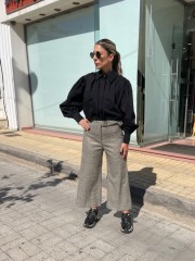 Καρώ μπεζ ψηλόμεση cropped παντελόνα με χρυσή μεταλλική όψη , λάστιχο πίσω στην μέση και κλείσιμο με κρυφό φερμουάρ και δέσιμο μπροστά Innocent 