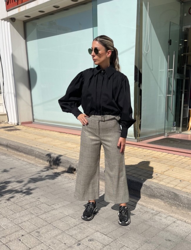 Καρώ μπεζ ψηλόμεση cropped παντελόνα με χρυσή μεταλλική όψη , λάστιχο πίσω στην μέση και κλείσιμο με κρυφό φερμουάρ και δέσιμο μπροστά Innocent 