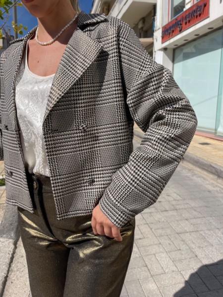 Καρώ μπεζ σταυροκουμπωτό κοντό σακάκι με χρυσή μεταλλική όψη, διπλή σειρά με κουμπιά μπροστά, ρεγκλάν μανικοκόλληση και μικρό ρεβέρ στις μανσέτες Innocent 