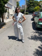 Λευκό γιλέκο σε ελαφρύ denim ύφασμα, τύπου military , με μπροστινές καπακωτές τσέπες, αποσπώμενη ζώνη στη μέση και μπροστινό κλείσιμο με κουμπιά κατά μήκος Innocent