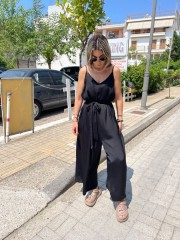 Μαύρη αμάνικη satin touch ολόσωμη φόρμα, σε χαλαρή γραμμή, με λεπτές ρυθμιζόμενες  τιράντες και αποσπώμενη υφασμάτινη ζώνη Innocent 