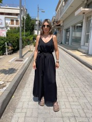 Μαύρη αμάνικη satin touch ολόσωμη φόρμα, σε χαλαρή γραμμή, με λεπτές ρυθμιζόμενες  τιράντες και αποσπώμενη υφασμάτινη ζώνη Innocent 