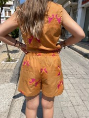Κάμελ ψηλόμεσο σορτς με φούξια κεντήματα, πλαϊνές τσέπες και ρυθμιζόμενο κορδόνι με λάστιχο στην μέση Innocent Κάμελ ψηλόμεσο σορτς με φούξια κεντήματα, πλαϊνές τσέπες και ρυθμιζόμενο κορδόνι με λάστιχο στην μέση Innocent