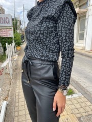 Μαύρο faux-leather παντελόνι σε χαλαρή γραμμή, με λάστιχο και ρυθμιζόμενο κορδόνι στην μέση, ρεβέρ στο τελείωμα και πλάγιες τσέπες Innocent