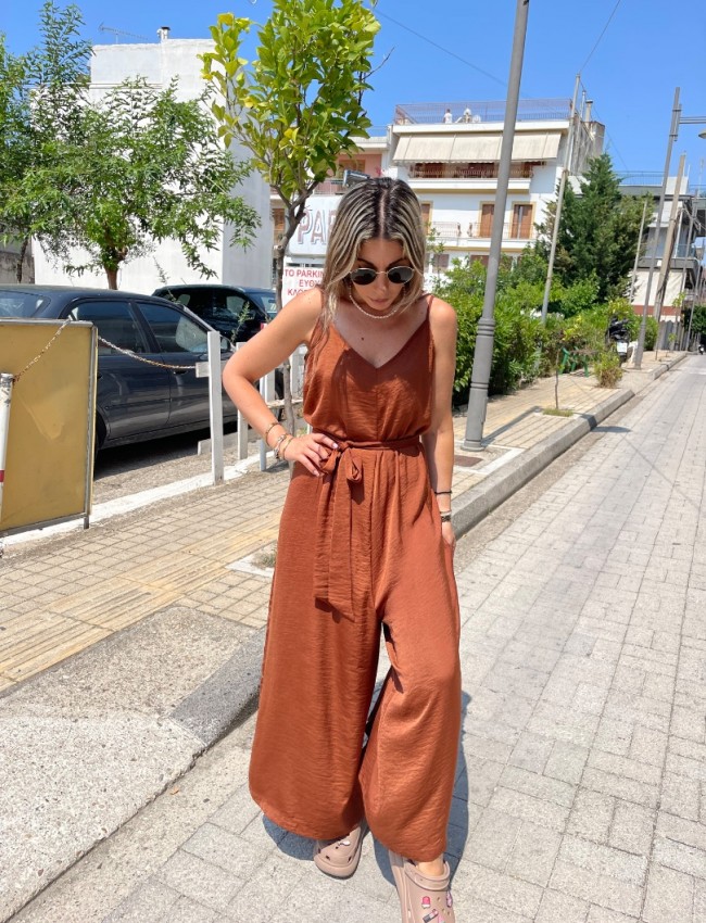 Καφέ αμάνικη satin touch ολόσωμη φόρμα, σε χαλαρή γραμμή, με λεπτές ρυθμιζόμενες  τιράντες και αποσπώμενη υφασμάτινη ζώνη Innocent