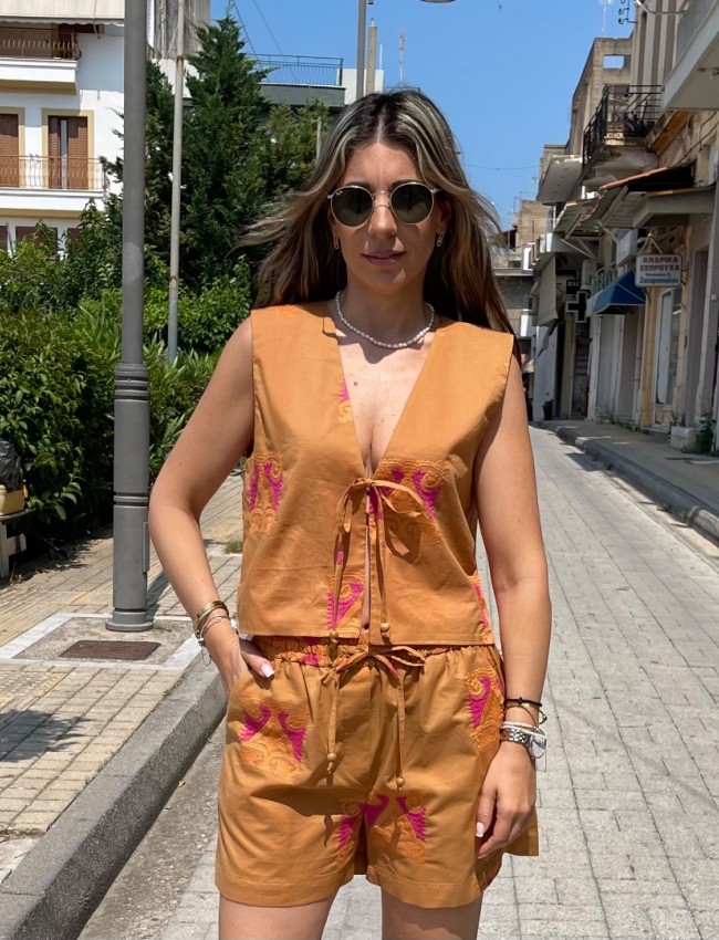 Κάμελ ψηλόμεσο σορτς με φούξια κεντήματα, πλαϊνές τσέπες και ρυθμιζόμενο κορδόνι με λάστιχο στην μέση Innocent Κάμελ ψηλόμεσο σορτς με φούξια κεντήματα, πλαϊνές τσέπες και ρυθμιζόμενο κορδόνι με λάστιχο στην μέση Innocent