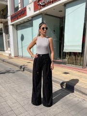 Μαύρη ψηλόμεση παντελόνα σε ίσια γραμμή με κρυσταλλάκια τύπου βροχή, μπροστινές πιέτες, πλαϊνές τσέπες και κλείσιμο με κρυφό φερμουάρ και κουμπί με στρας Innocent 