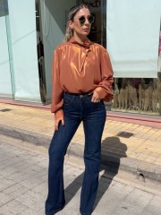 Bronze μεταλλιζέ μακρυμάνικη μπλούζα με πιετά και κουμπί μπροστά στην λουπέτο λαιμόκοψη, μικρές σούρες στους ώμους και στις μανσέτες, μικρό άνοιγμα στην πλάτη και κλείσιμο με διπλό κουμπί στην πλάτη innocent