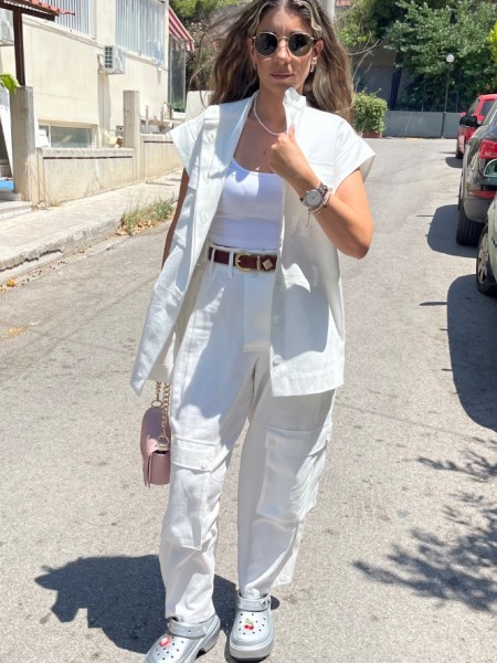 Λευκό ψηλόμεσο παντελόνι, σε ελαφρύ denim ύφασμα, τύπου military, με cargo τετράγωνες πλαϊνές τσέπες και κλείσιμο με ιδιαίτερο κούμπωμα Innocent 