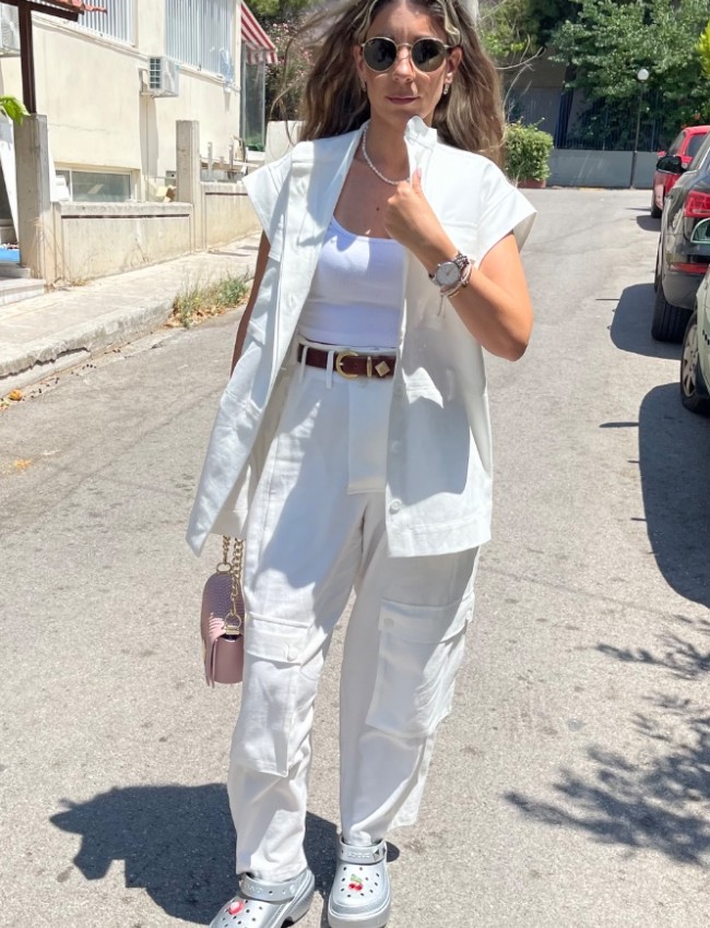 Λευκό ψηλόμεσο παντελόνι, σε ελαφρύ denim ύφασμα, τύπου military, με cargo τετράγωνες πλαϊνές τσέπες και κλείσιμο με ιδιαίτερο κούμπωμα Innocent 