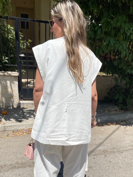Λευκό γιλέκο σε ελαφρύ denim ύφασμα, τύπου military , με μπροστινές καπακωτές τσέπες, αποσπώμενη ζώνη στη μέση και μπροστινό κλείσιμο με κουμπιά κατά μήκος Innocent