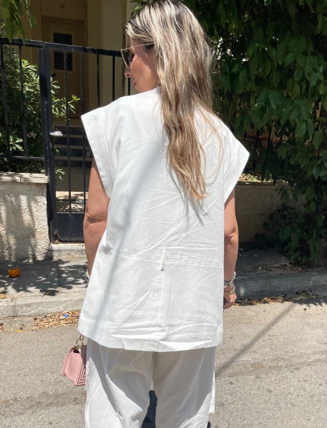 Λευκό γιλέκο σε ελαφρύ denim ύφασμα, τύπου military , με μπροστινές καπακωτές τσέπες, αποσπώμενη ζώνη στη μέση και μπροστινό κλείσιμο με κουμπιά κατά μήκος Innocent