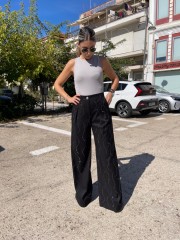 Μαύρη ψηλόμεση παντελόνα σε ίσια γραμμή με κρυσταλλάκια τύπου βροχή, μπροστινές πιέτες, πλαϊνές τσέπες και κλείσιμο με κρυφό φερμουάρ και κουμπί με στρας Innocent 