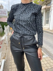 Μαύρο faux-leather παντελόνι σε χαλαρή γραμμή, με λάστιχο και ρυθμιζόμενο κορδόνι στην μέση, ρεβέρ στο τελείωμα και πλάγιες τσέπες Innocent