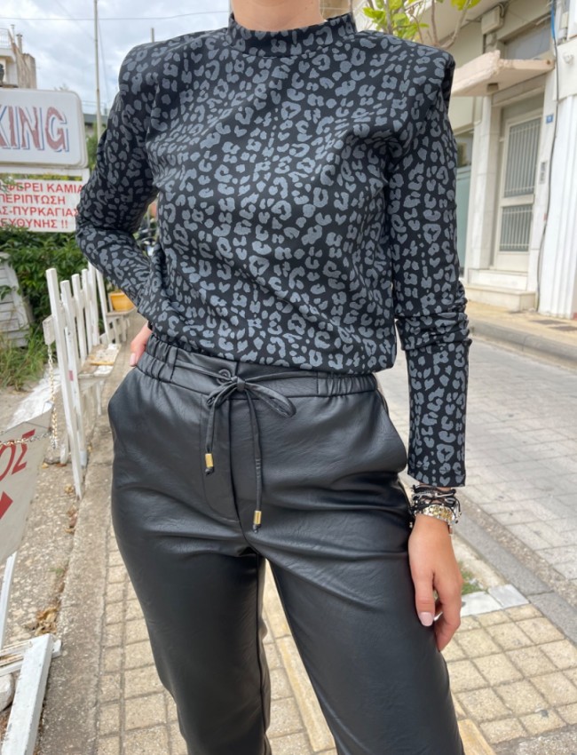 Μαύρο faux-leather παντελόνι σε χαλαρή γραμμή, με λάστιχο και ρυθμιζόμενο κορδόνι στην μέση, ρεβέρ στο τελείωμα και πλάγιες τσέπες Innocent