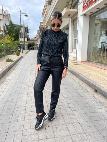 Μαύρο faux-leather παντελόνι σε χαλαρή γραμμή, με λάστιχο και ρυθμιζόμενο κορδόνι στην μέση, ρεβέρ στο τελείωμα και πλάγιες τσέπες Innocent